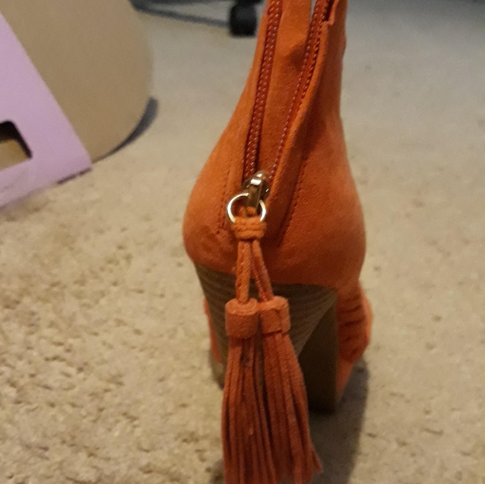 HALSTON..5inch heels size 9.5..Vibrant Orange - Picture 2 of 8